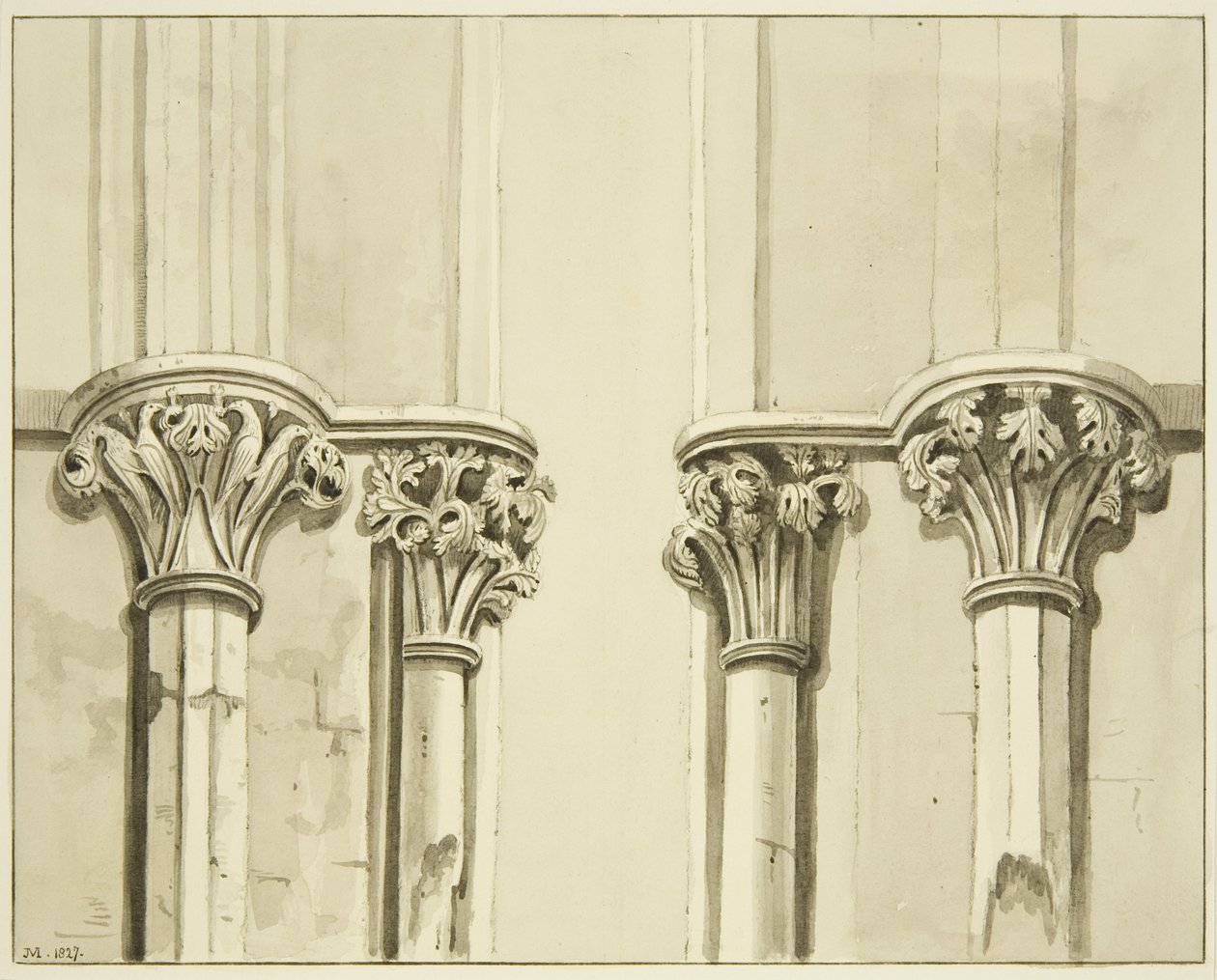 Quatro capitais perto da porta da sacristia de St Mark