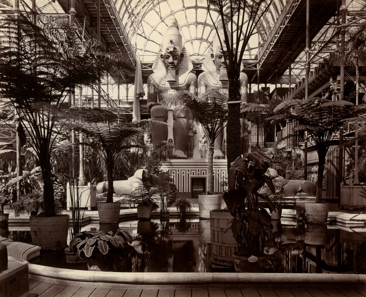 O Palácio de Cristal em Londres: interior do transepto norte, c.1870 (foto a p/b) de Joseph Paxton