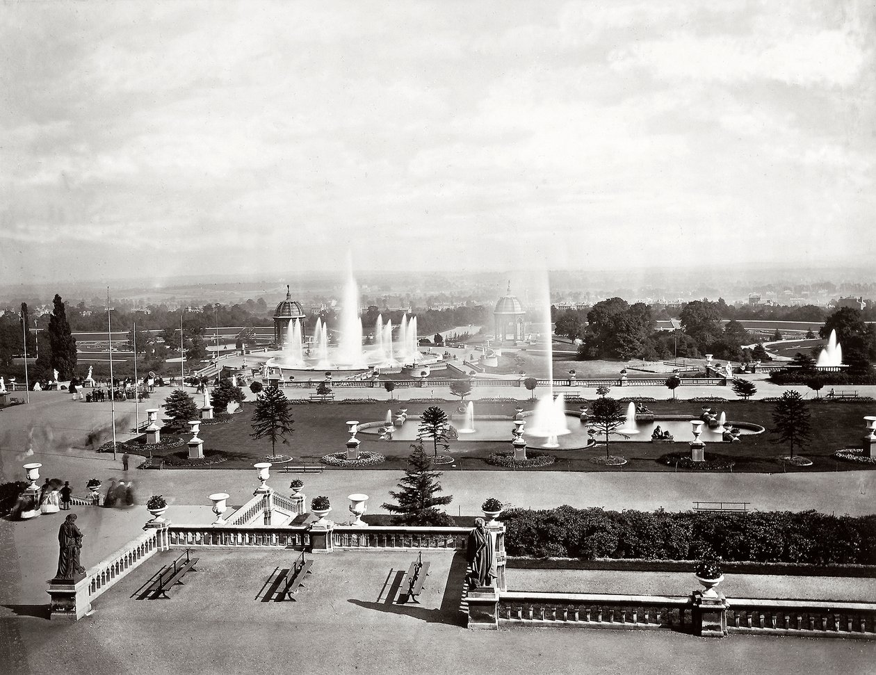 O Palácio de Cristal em Londres: terraços e fontes, c.1870 (foto a p/b) de Joseph Paxton