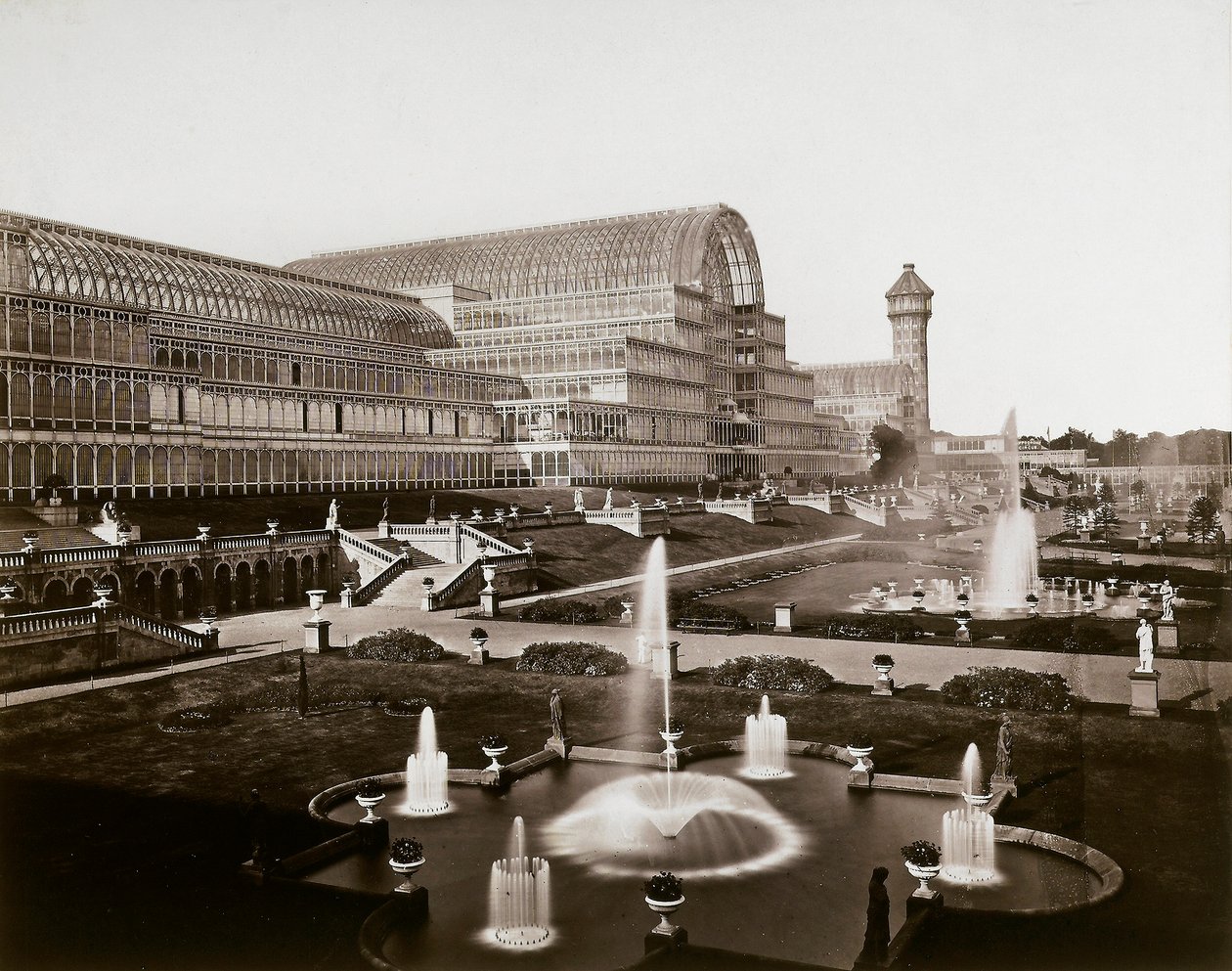 O Palácio de Cristal em Londres: os jardins e as fontes, c.1870 (foto a p/b) de Joseph Paxton