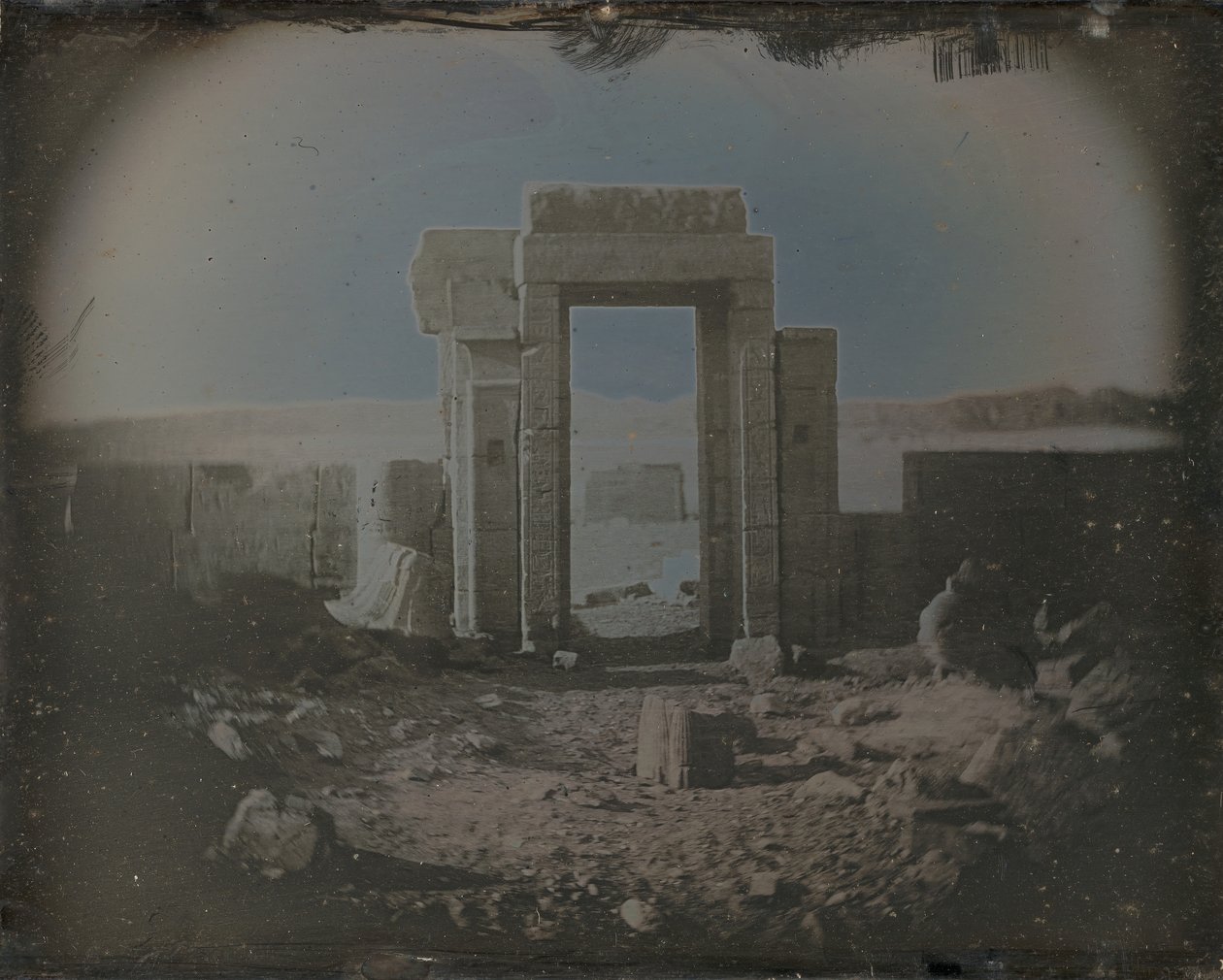 Templo de Horus, Edfu, 1842-44. de Joseph Philibert Girault De Prangey