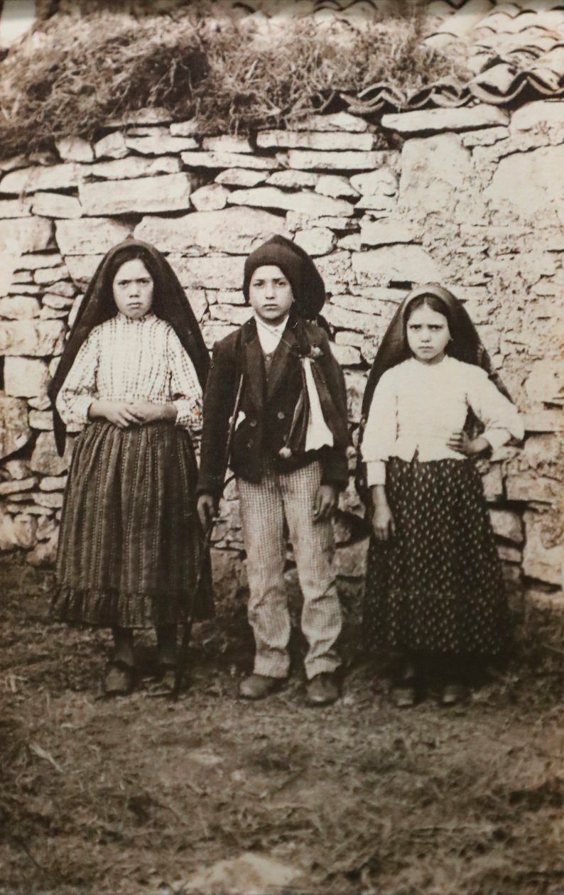 Santuário de Fátima. Lúcia dos Santos e os seus primos Francisco e Jacinta Marto. Nossa Senhora de Fátima. Portugal. de Joshua Benoliel