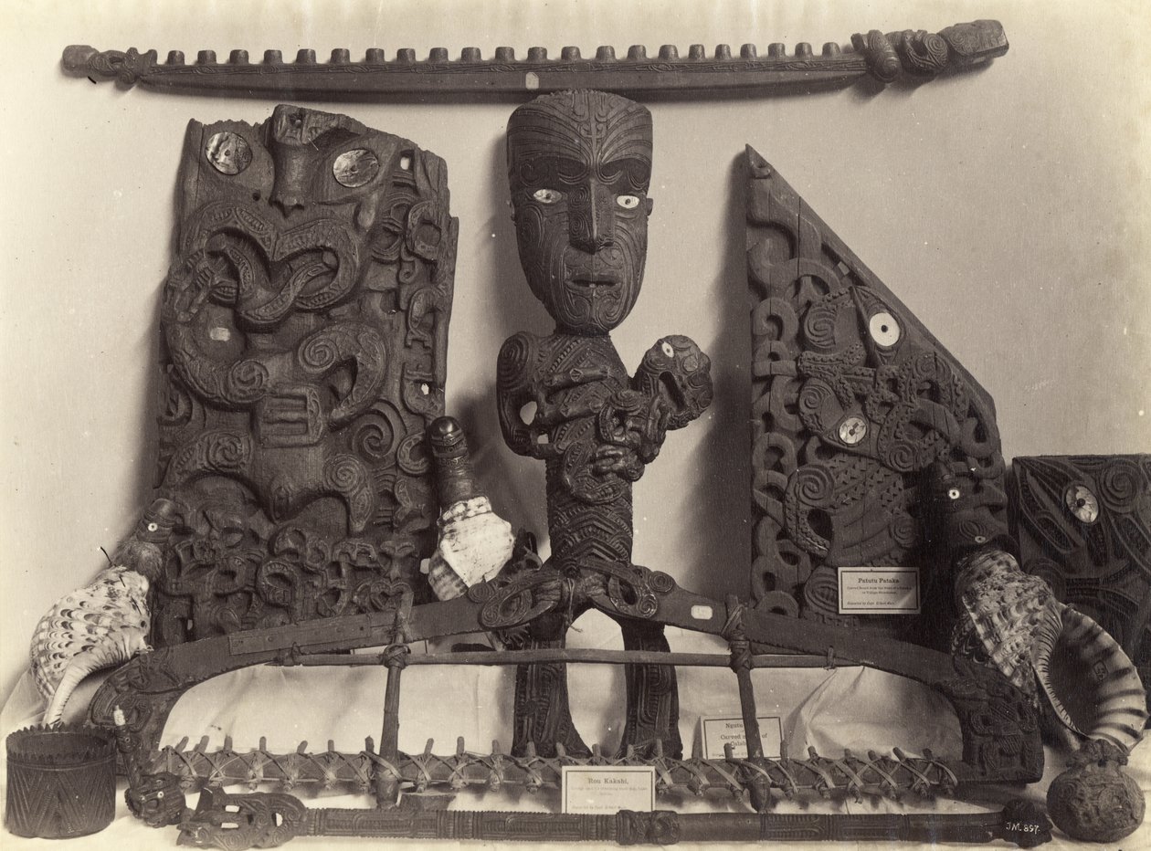 Artefatos no Museu de Auckland, c.1890 (albumen print) de Josiah Martin