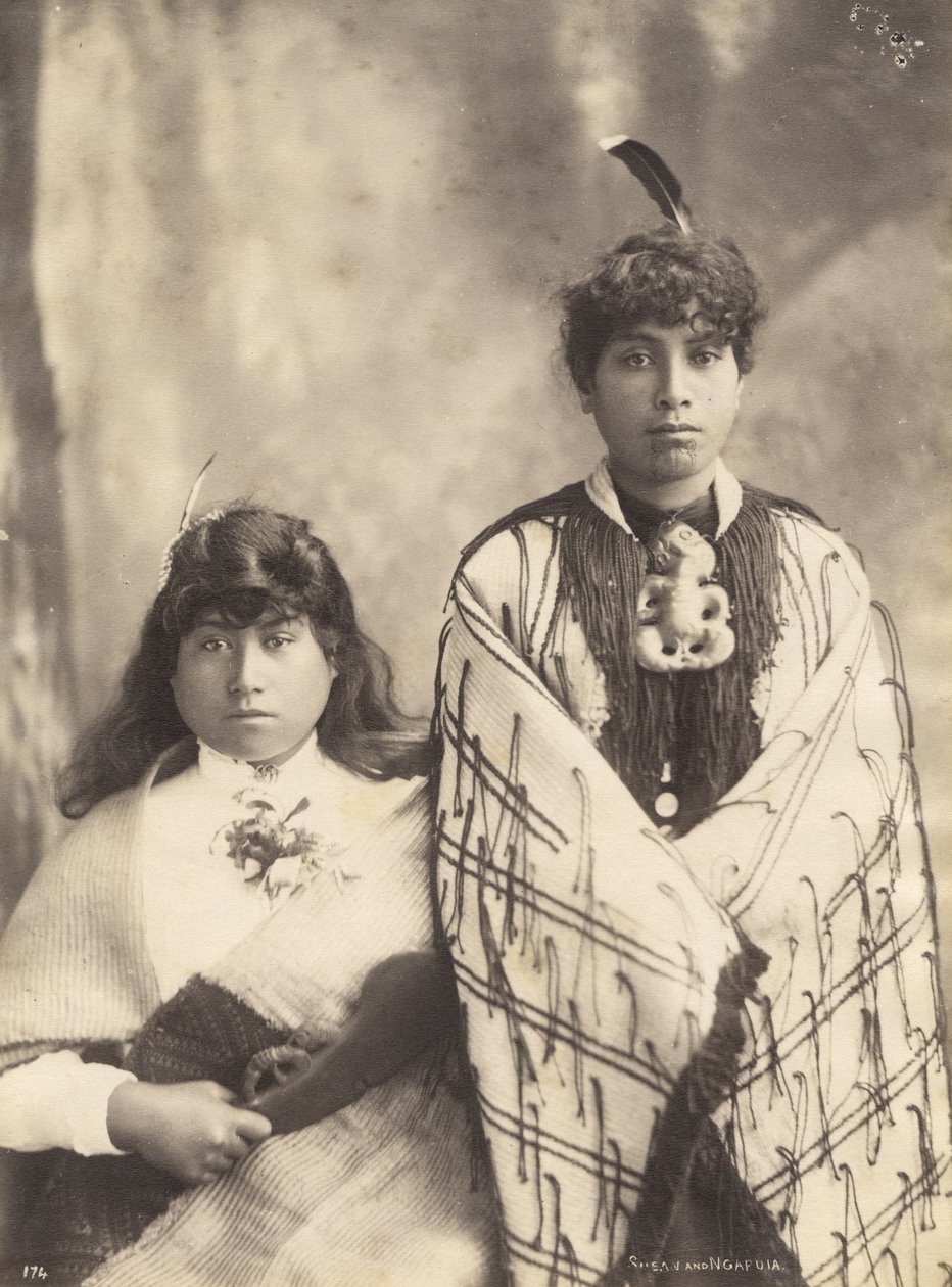 Susan e Ngapuia, c.1900 (impressão de albúmen) de Josiah Martin