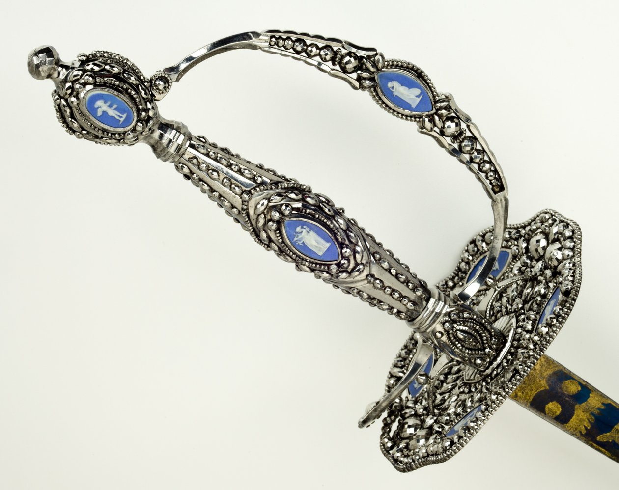 Detalhe de uma espada pequena, c.1790 (aço facetado, polido, azulado e dourado com utensílios de ferro e Jasper) de Josiah Wedgwood