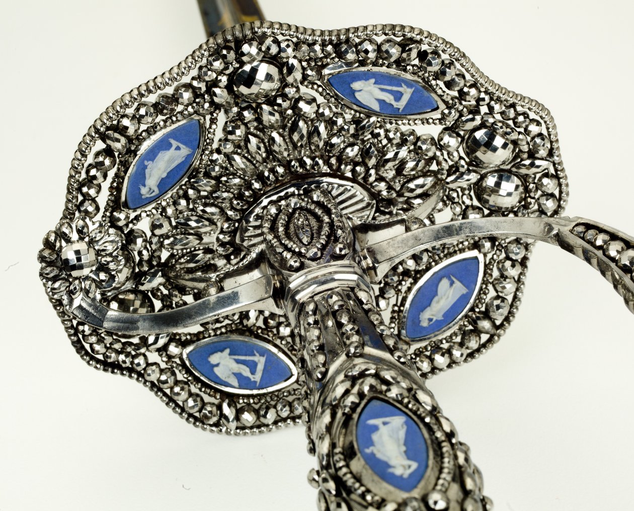 Detalhe de uma espada pequena, c.1790 (aço facetado, polido, azulado e dourado com utensílios de ferro e Jasper) de Josiah Wedgwood