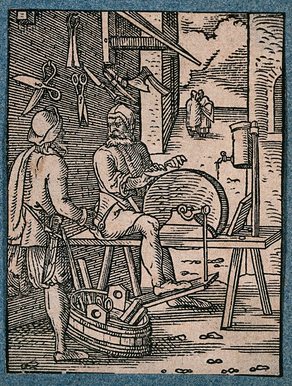 Um amolador afia uma lâmina numa mó quando chega um cliente com uma plaina para afiar. Xilogravura de J. Amman. de Jost Amman