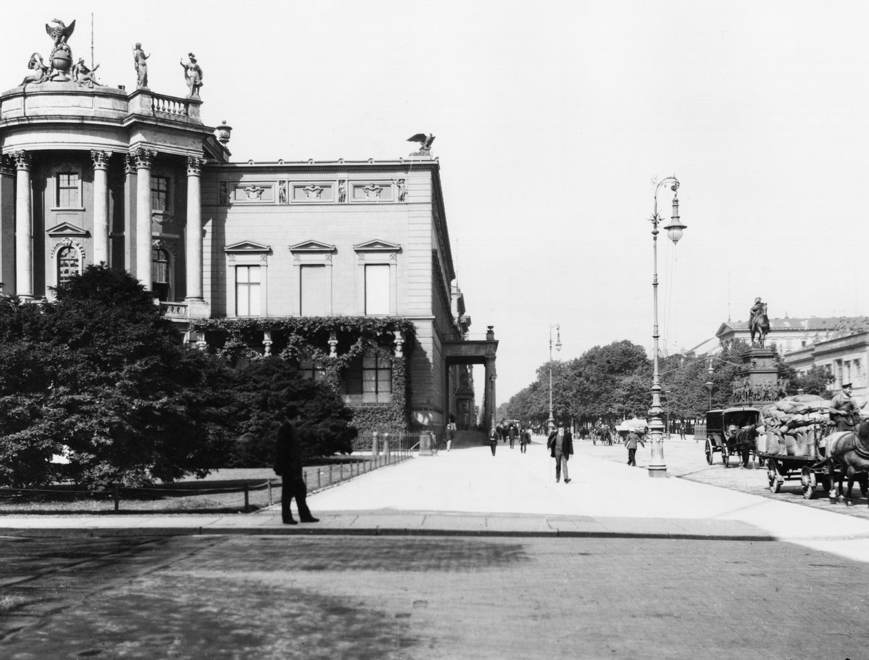 O Palácio de Wilhelm I (1797-1888), construído em 1834-37 por Carl F. Langhans (1782-1869) Unter den Linden, Berlim, c.1910 de Jousset