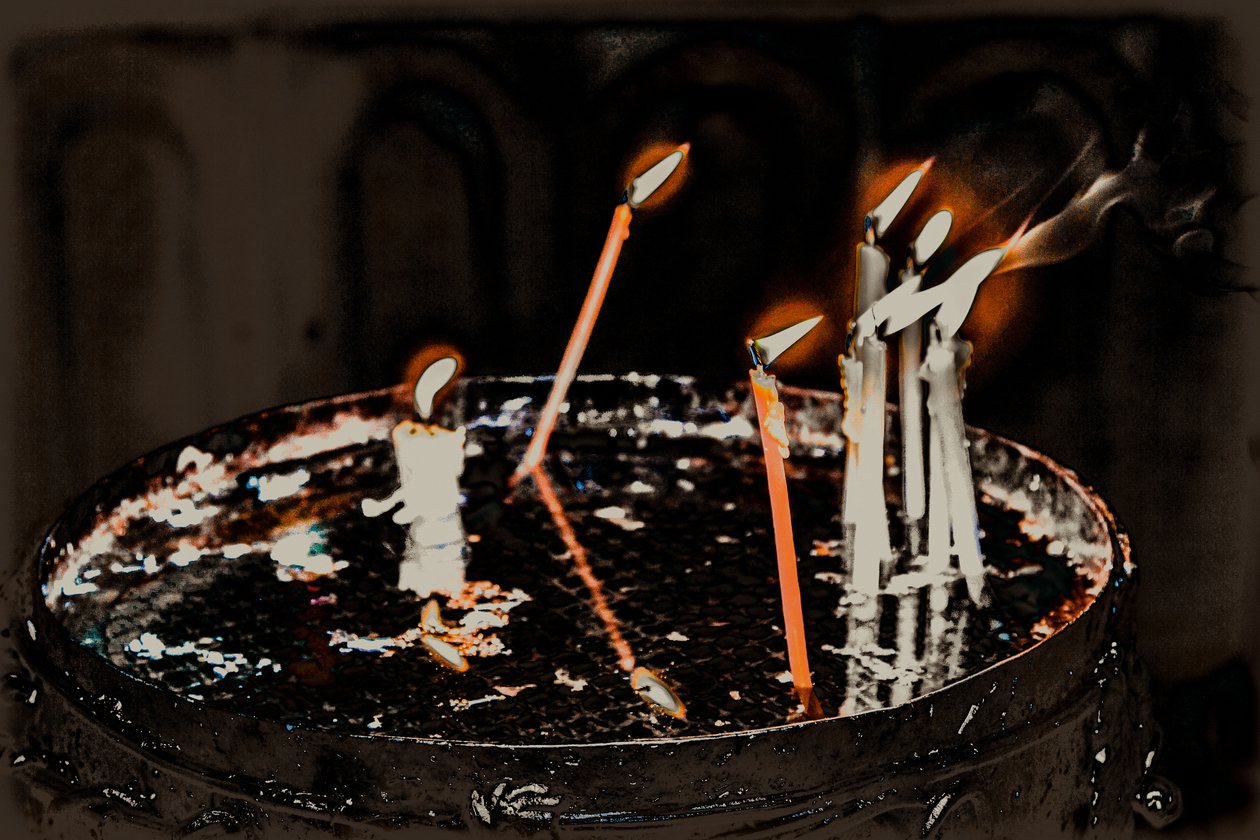 Velas acesas; da série Igreja do Santo Sepulcro, 2016 (fotografia) de Joy Lions