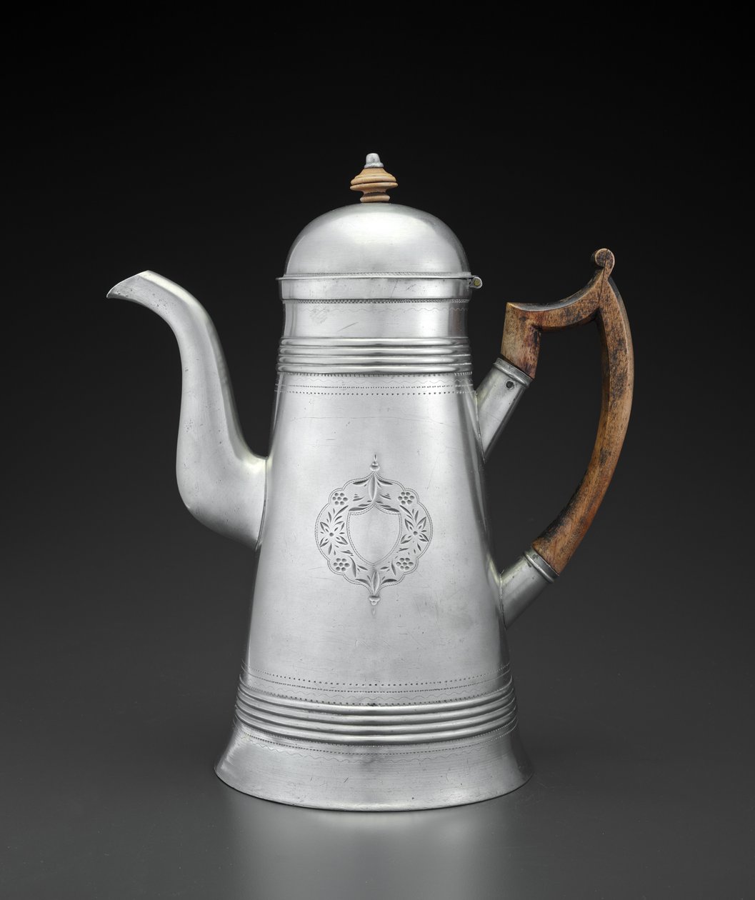Cafeteira, c. 1814-1825 (estanho, madeira) de Jr. Ebenezer Smith