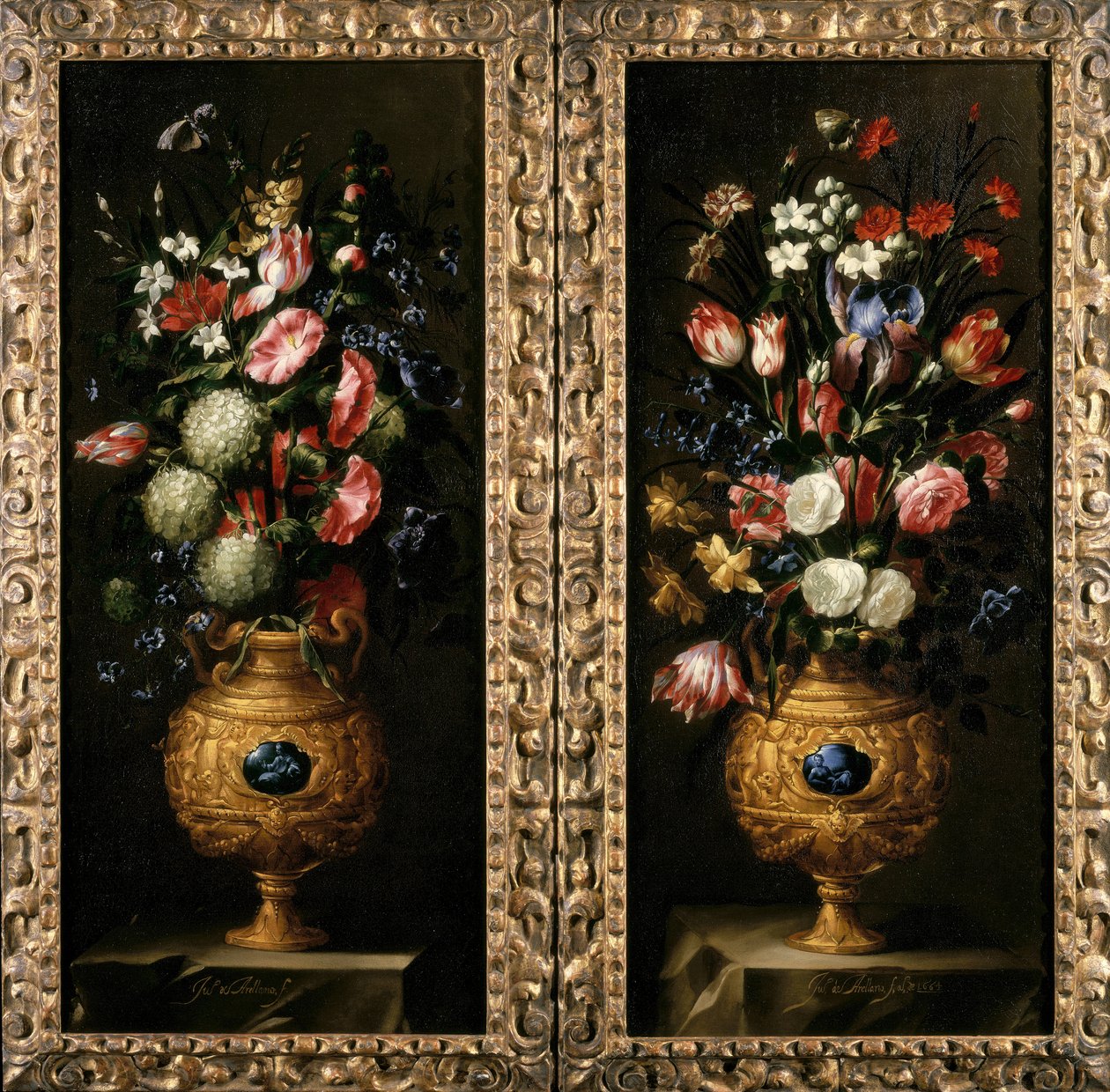 Par de still life de flores em vasos decorativos de ouro com cartelas lapiz de Juan de Arellano