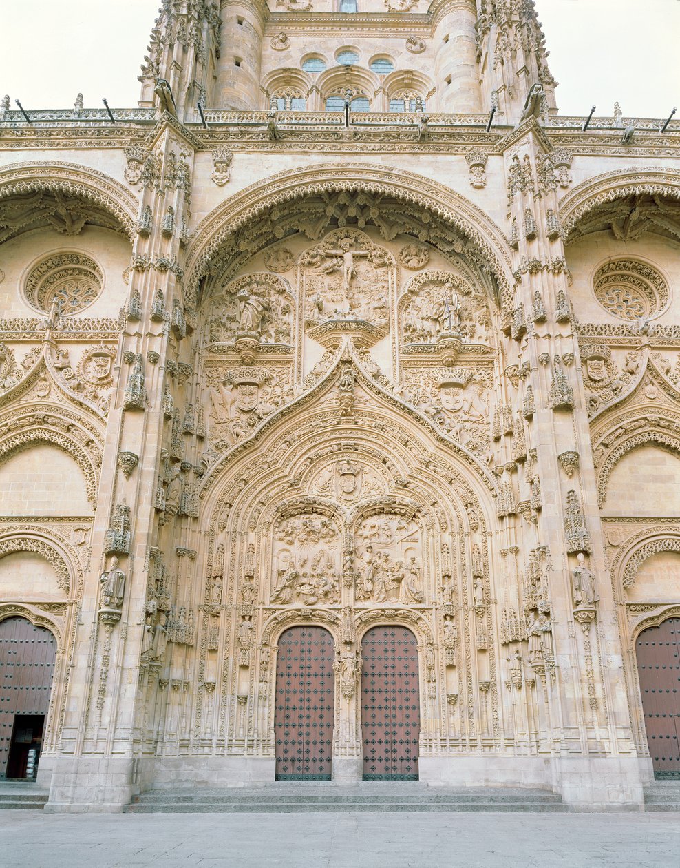 Porta do Nascimento (arenito) de Juan and Rodrigo Gil de Hontanon