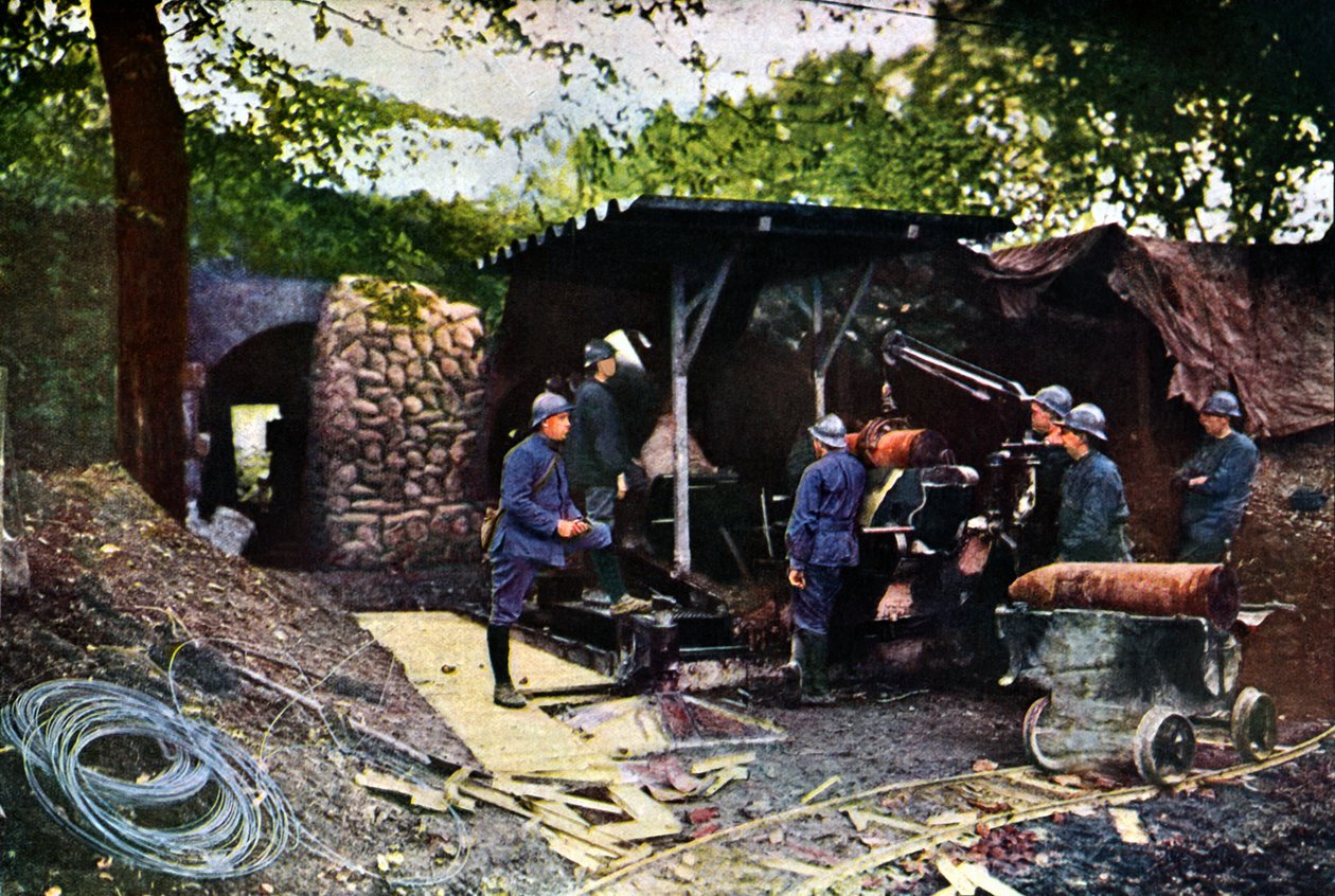 Uma bateria francesa de armas pesadas sob rede de camuflagem atrás de uma parede, Verdun, setembro de 1916 (autocrômico) de Jules Gervais Courtellemont