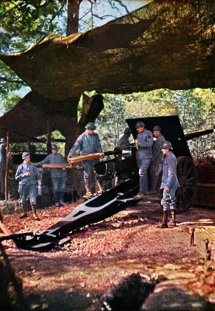 Uma bateria francesa de armas pesadas sob rede de camuflagem na floresta, Verdun, setembro de 1916 (autocrômico) de Jules Gervais Courtellemont