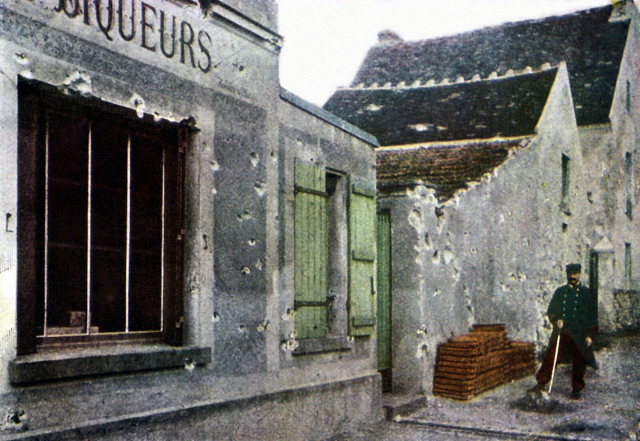 Um soldado francês limpando na cidade de Barcy perto de Meaux durante a Batalha do Marne, a leste de Paris, em setembro de 1914 (autocrômico) de Jules Gervais Courtellemont