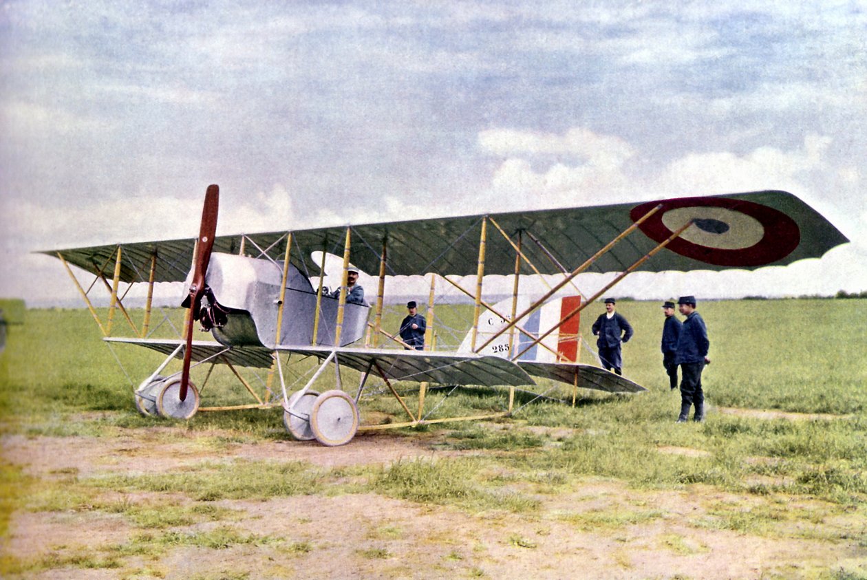 Um biplano Nieuport 10 durante a Batalha do Marne, a leste de Paris, em setembro de 1914 (autocrômico) de Jules Gervais Courtellemont