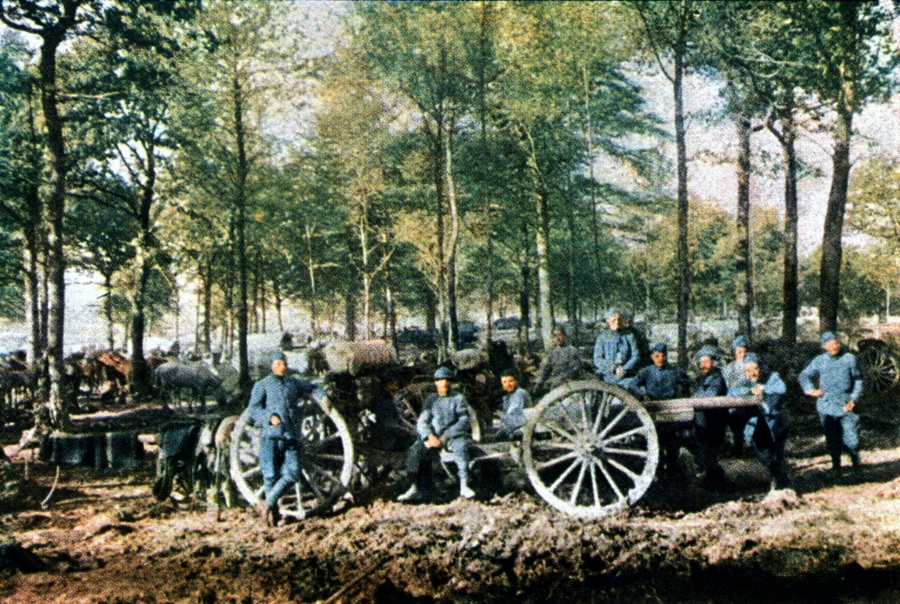 Um grupo de artilheiros franceses com armas de 75 mm durante a batalha de Verdun, em setembro de 1916 (autocrômico) de Jules Gervais Courtellemont