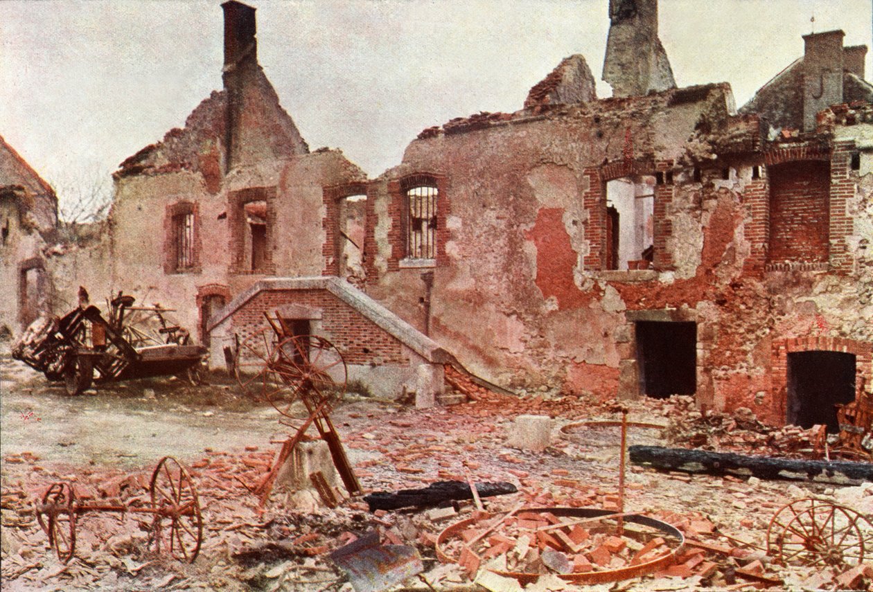 Edifícios destruídos em uma pequena cidade durante a Batalha do Marne, a leste de Paris, em setembro de 1914 (autocrômico) de Jules Gervais Courtellemont