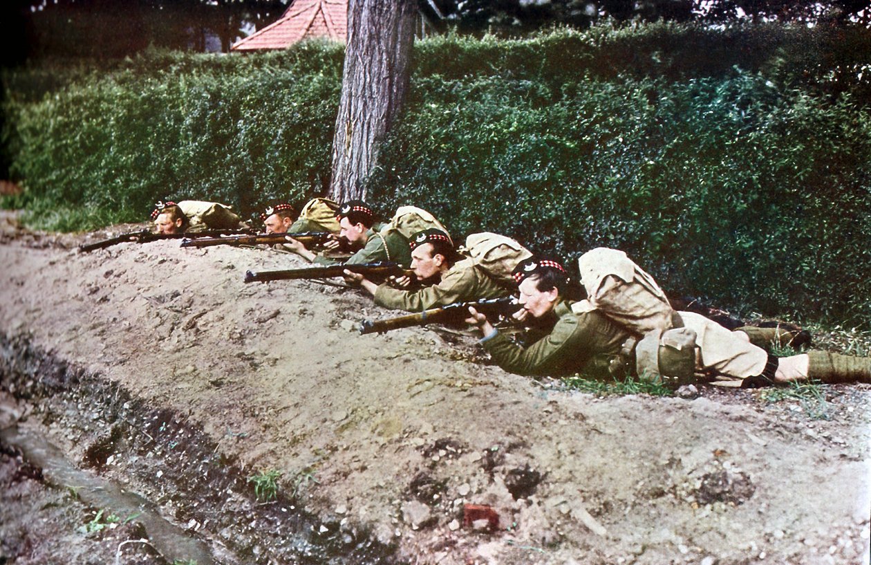 Cinco soldados de infantaria da Escócia com rifles prontos durante a Batalha do Marne, a leste de Paris, em setembro de 1914 (autocrômico) de Jules Gervais Courtellemont