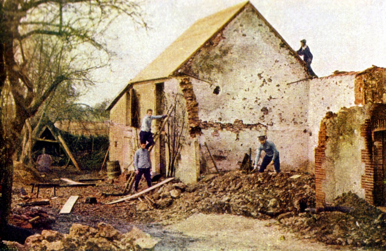 Quatro homens trabalhando em uma casa que foi severamente danificada durante a Batalha do Marne, a leste de Paris, em setembro de 1914 (autocrômico) de Jules Gervais Courtellemont