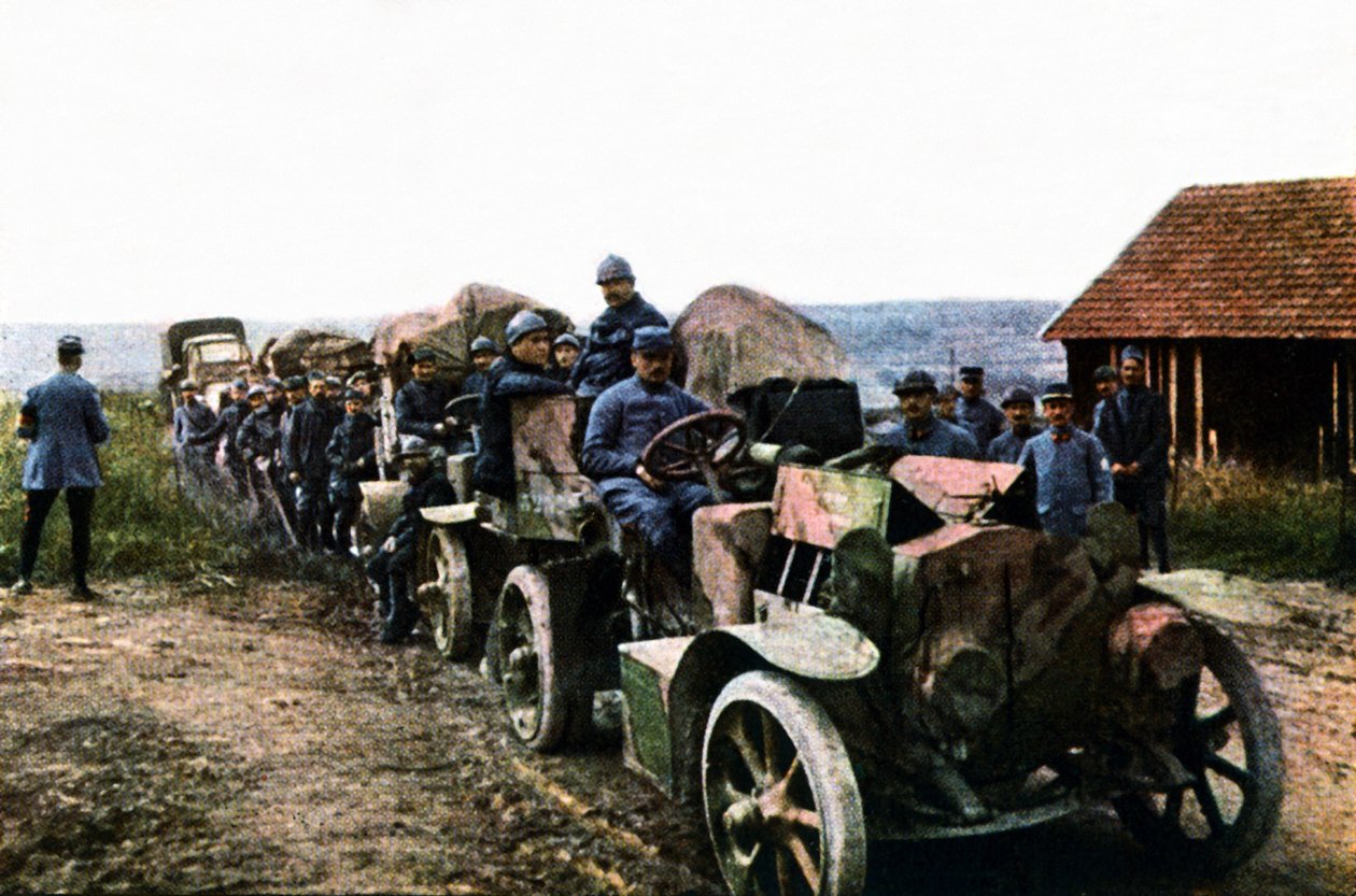 Soldados franceses e veículos da defesa aérea móvel durante a Batalha de Verdun, em setembro de 1916 (autocrômico) de Jules Gervais Courtellemont
