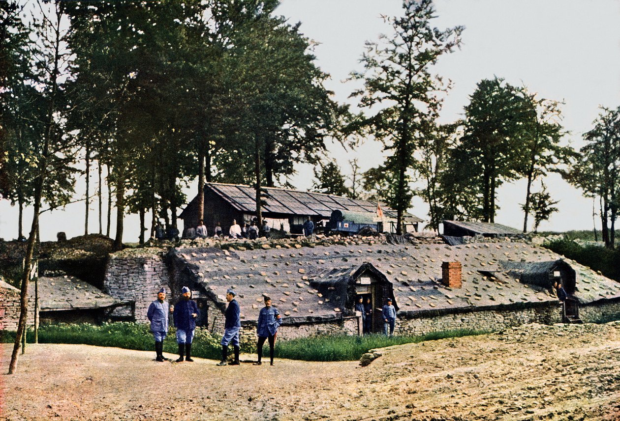 Soldados franceses em uma estação de ambulância quatro milhas atrás da frente, Verdun, 1916 (autocrômico) de Jules Gervais Courtellemont