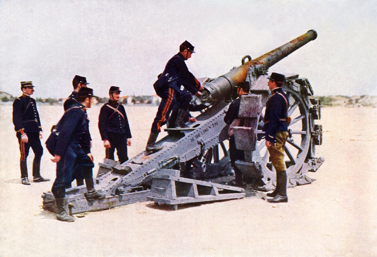 Soldados franceses do exército Franchet d&39;Esperey calibre 120 com um morteiro em uso durante a Batalha do Marne, a leste de Paris, em setembro de 1914 (autocrômico) de Jules Gervais Courtellemont