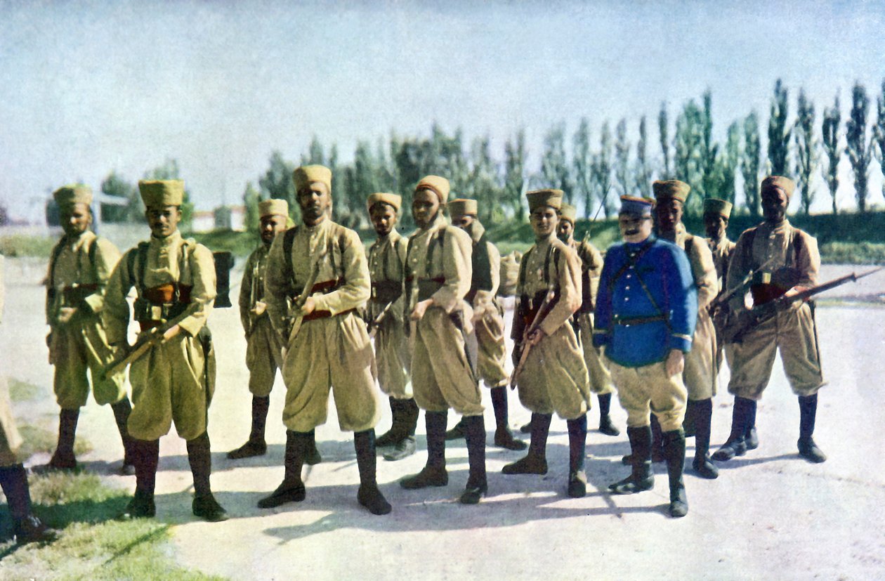 Fuzileiros marroquinos e um oficial francês na borda da aldeia durante a Batalha do Marne, a leste de Paris, em setembro de 1914 (autocrômico) de Jules Gervais Courtellemont