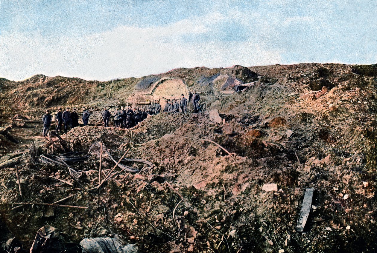 Soldados no Fort de Souville que foi destruído pela artilharia alemã, setembro de 1916 (autocrômico) de Jules Gervais Courtellemont