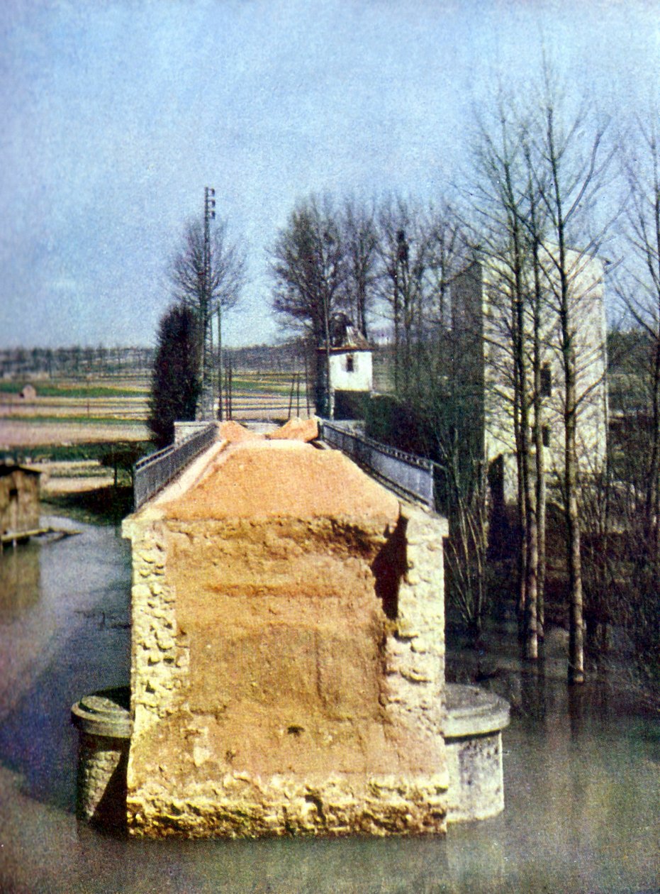 A ponte destruída em Germigny-l&39;Eveque durante a Batalha do Marne, a leste de Paris, em setembro de 1914 (automático) de Jules Gervais Courtellemont