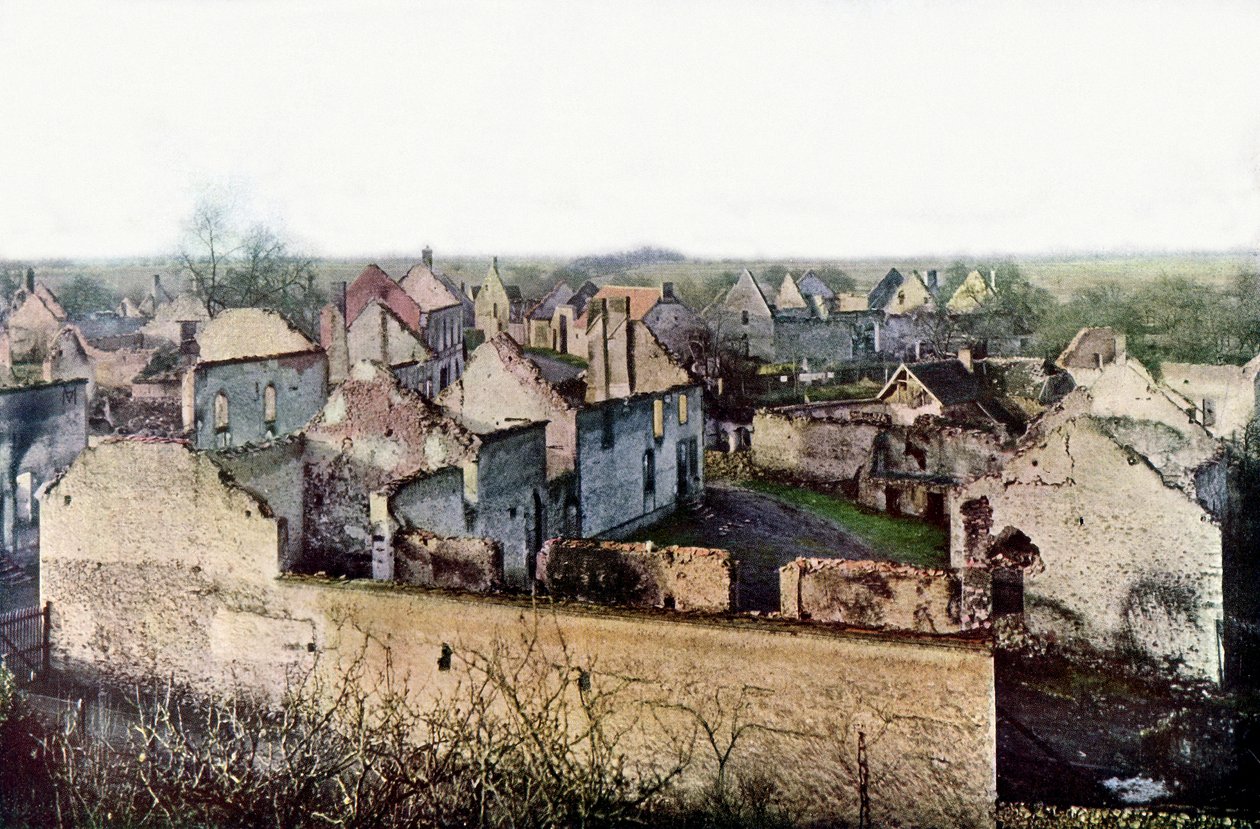 A vila fortemente danificada de Châtillon-sur-Morin, ao sul de Esternay durante a Batalha do Marne, a leste de Paris, em setembro de 1914 (autocrômico) de Jules Gervais Courtellemont