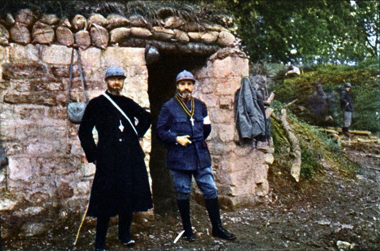 Um padre francês e um capelão na frente durante a Batalha de Verdun, em setembro de 1916 (autocrômico) de Jules Gervais Courtellemont