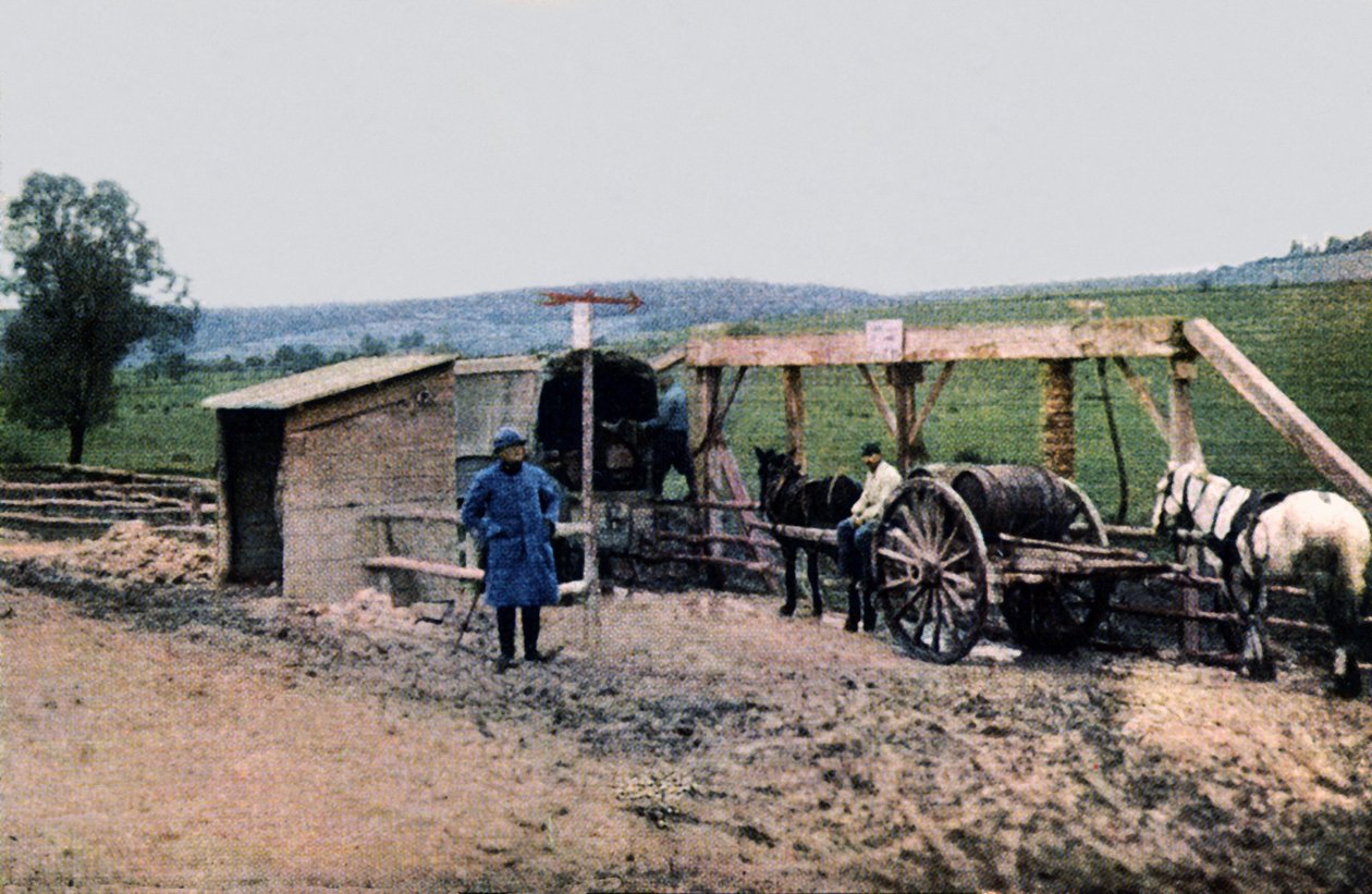 Uma estação de abastecimento de água francesa, Verdun, 1916 (autocrômico) de Jules Gervais Courtellemont