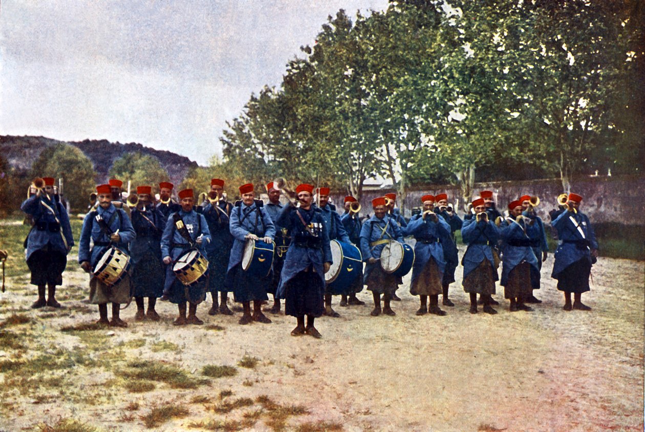 Uma banda militar da Argélia durante a Batalha do Marne, a leste de Paris, em setembro de 1914 (autocrômico) de Jules Gervais Courtellemont