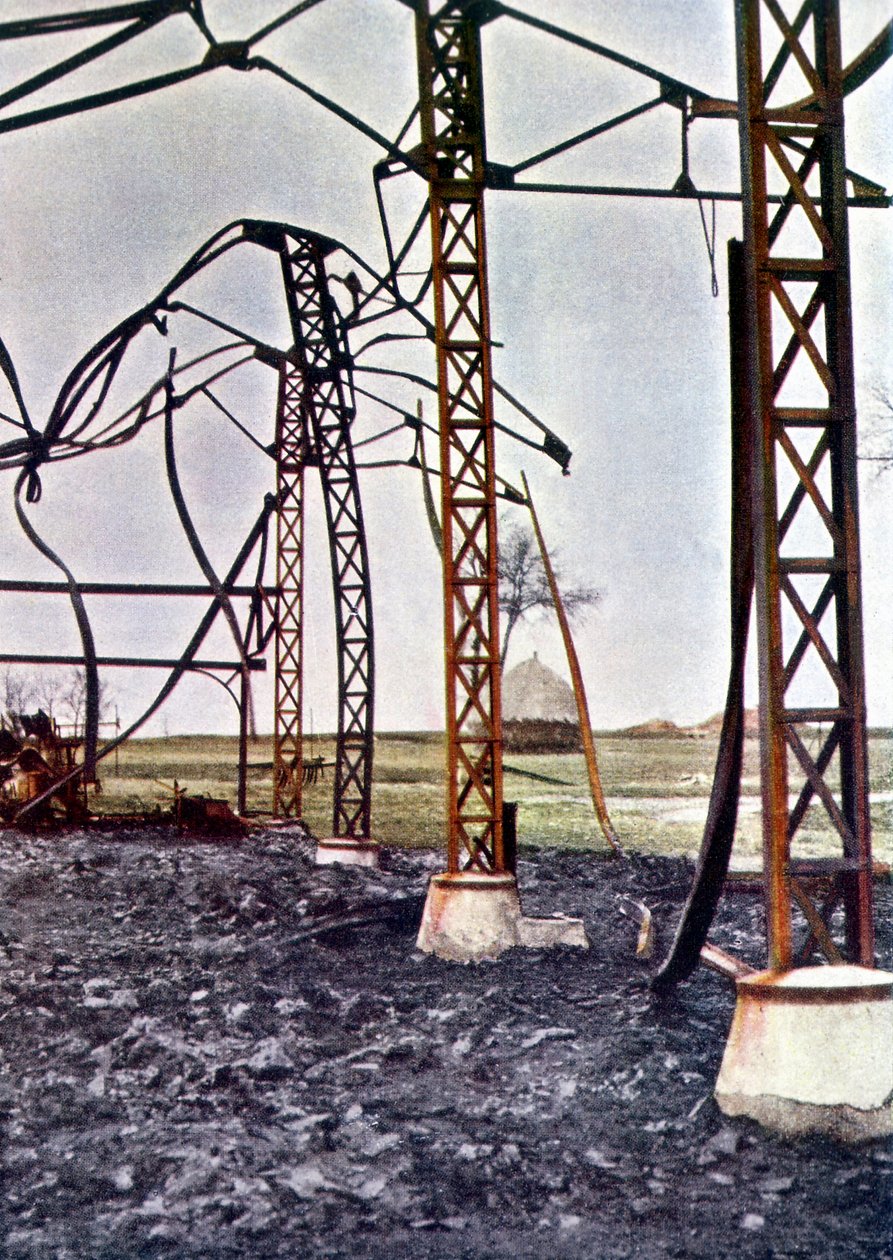 Vigas de aço curvadas de um prédio queimado na cidade de Étrepilly, ao norte de Meaux, durante a Batalha do Marne, a leste de Paris, em setembro de 1914 (automático) de Jules Gervais Courtellemont