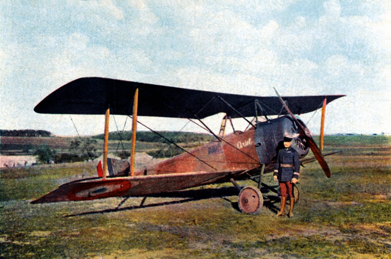 Capitão Robert de Beauchamp ao lado de seu combatente britânico Sopwith após retornar de um bombardeio em Essen, pouco antes de sua morte em Verdun, em setembro de 1916 (autocrômico) de Jules Gervais Courtellemont