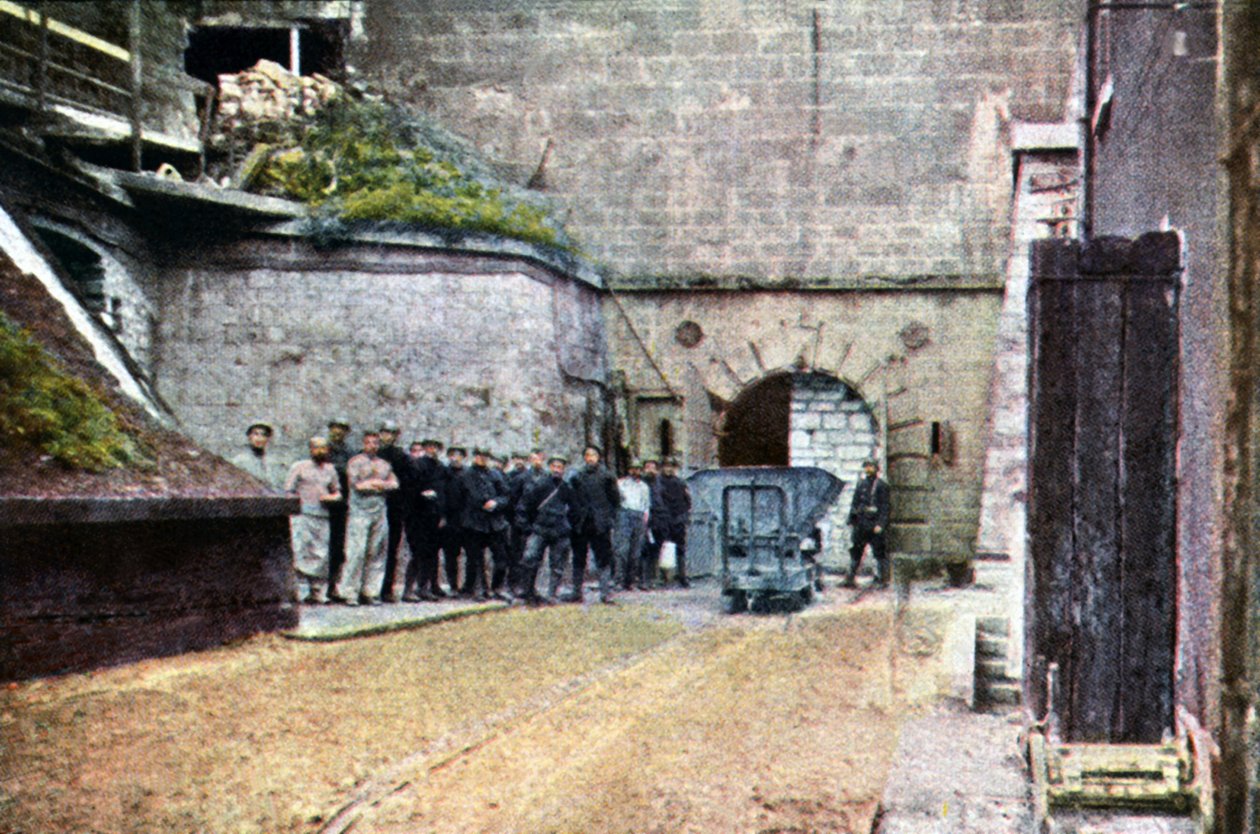 Soldados franceses na entrada das casamatas, Verdun, setembro de 1916 (autocrômico) de Jules Gervais Courtellemont