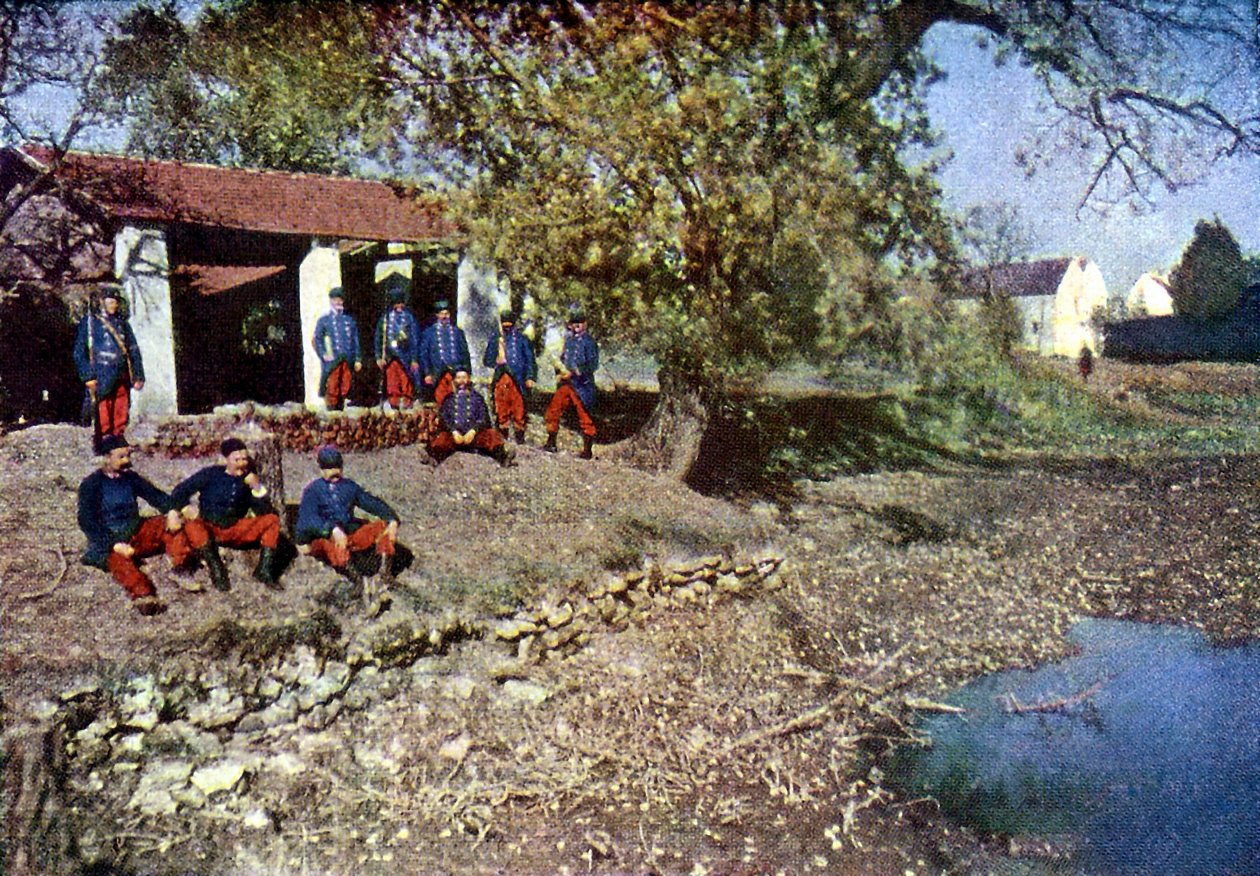 Soldados franceses em Monthyon durante a Batalha do Marne, a leste de Paris, em setembro de 1914 (autocrômico) de Jules Gervais Courtellemont