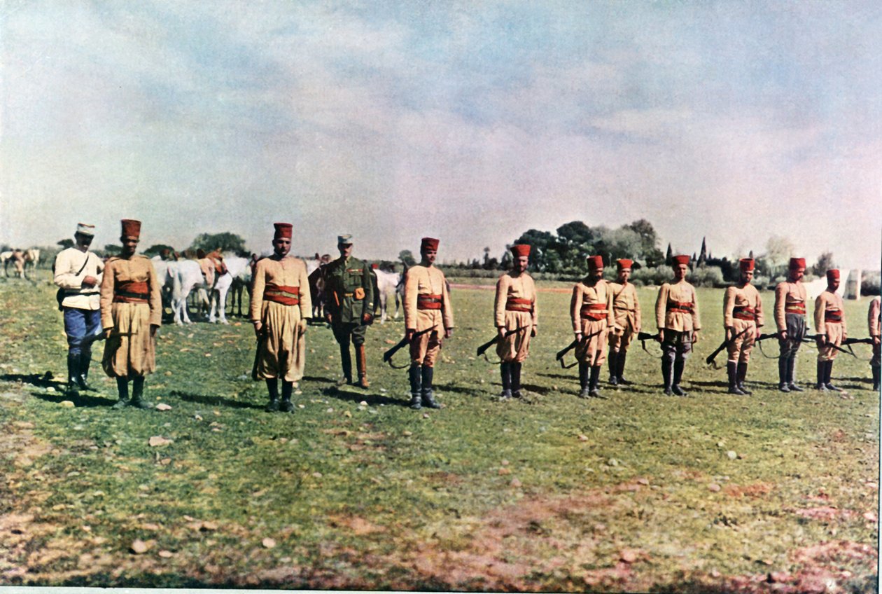 Fuzileiros marroquinos e dois oficiais franceses durante a Batalha do Marne, a leste de Paris, em setembro de 1914 (autocrômico) de Jules Gervais Courtellemont