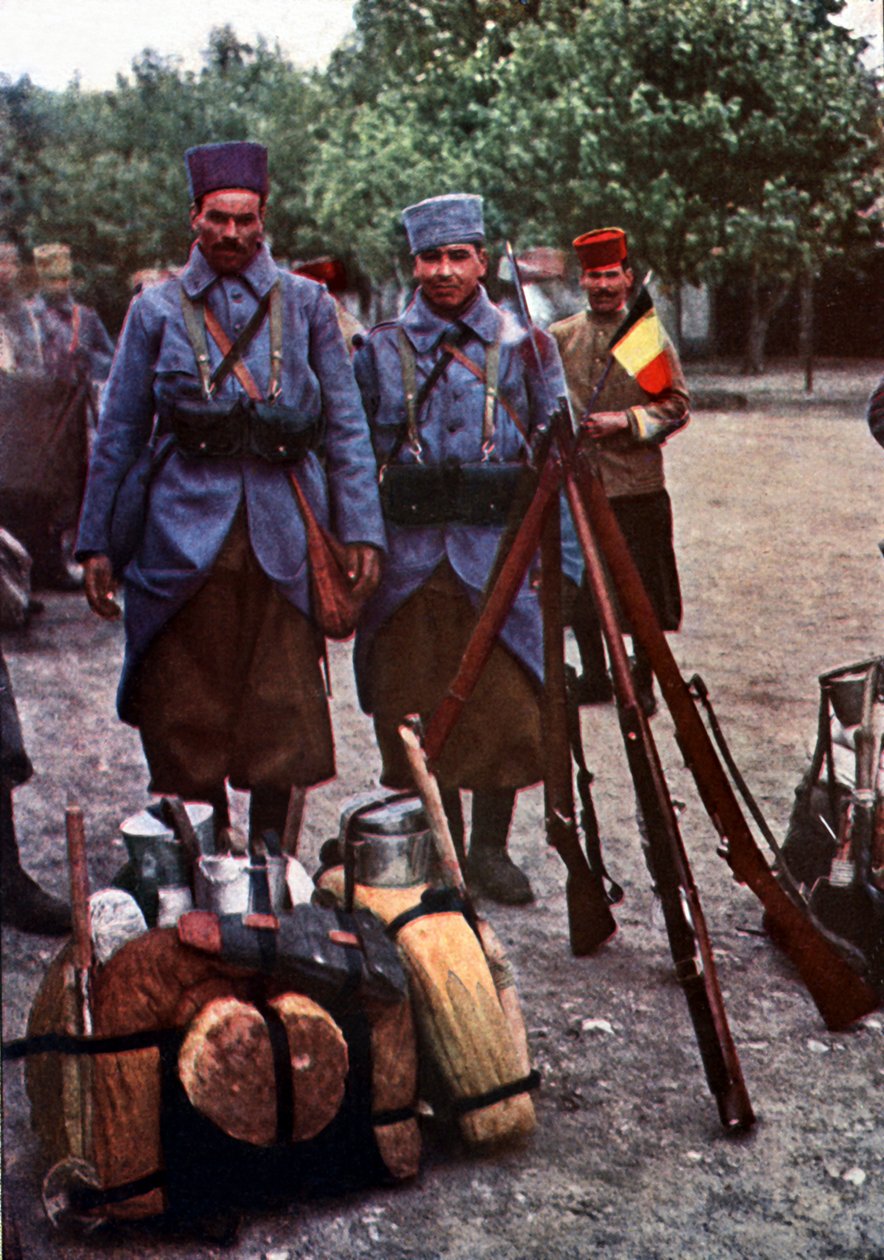 Fuzileiros da Argélia em um acampamento durante a Batalha do Marne, a leste de Paris, em setembro de 1914 (autocrômico) de Jules Gervais Courtellemont