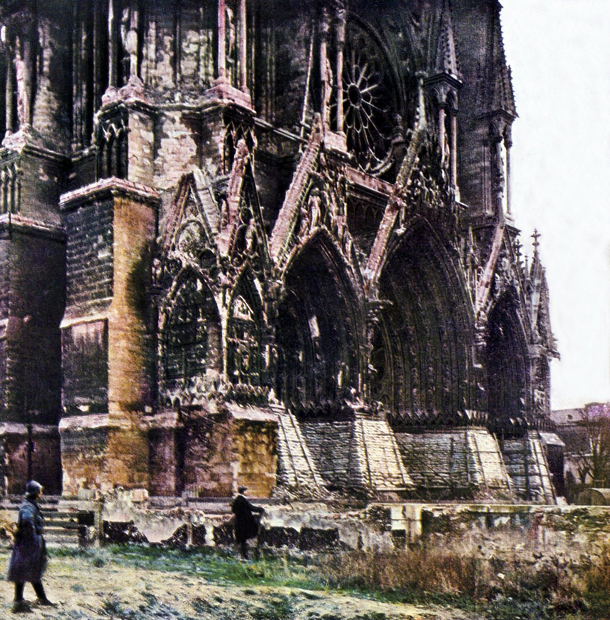 A catedral danificada de Reims durante a Batalha do Marne a leste de Paris, em setembro de 1914 (automático) de Jules Gervais Courtellemont