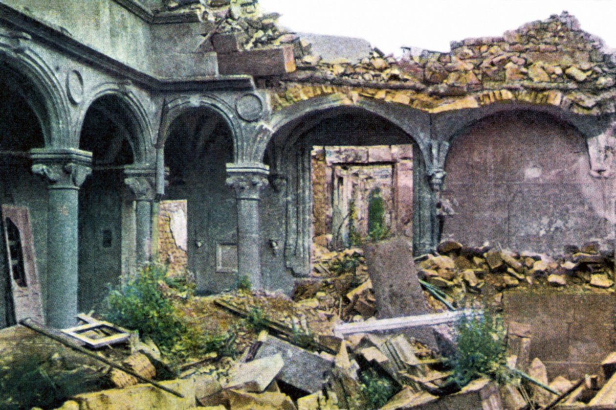 A fortemente danificada Princerie, Verdun, setembro de 1916 (autocrômico) de Jules Gervais Courtellemont