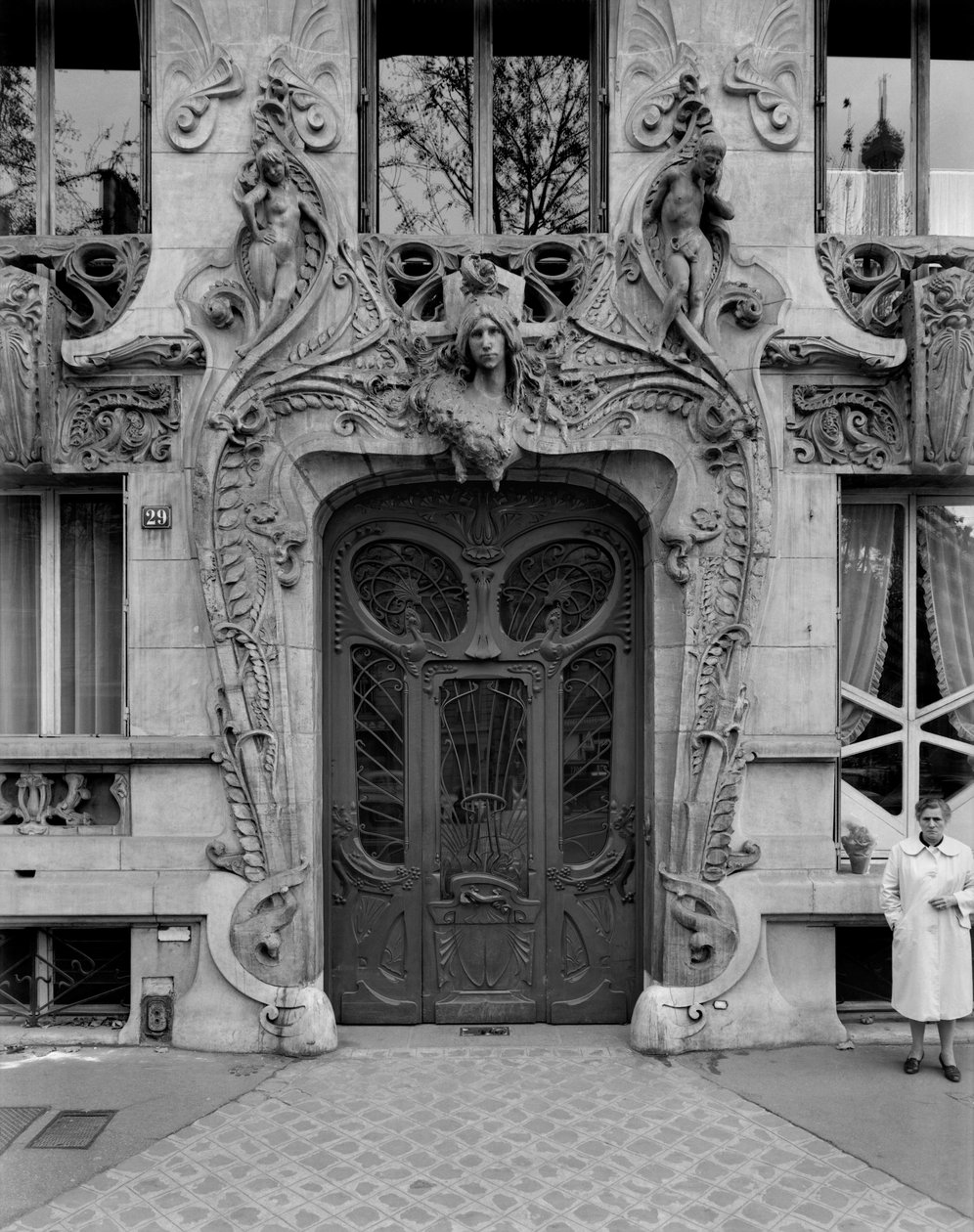 Porta de entrada para os apartamentos em 29 Avenue Rapp, projetado em 1901 de Jules Lavirotte