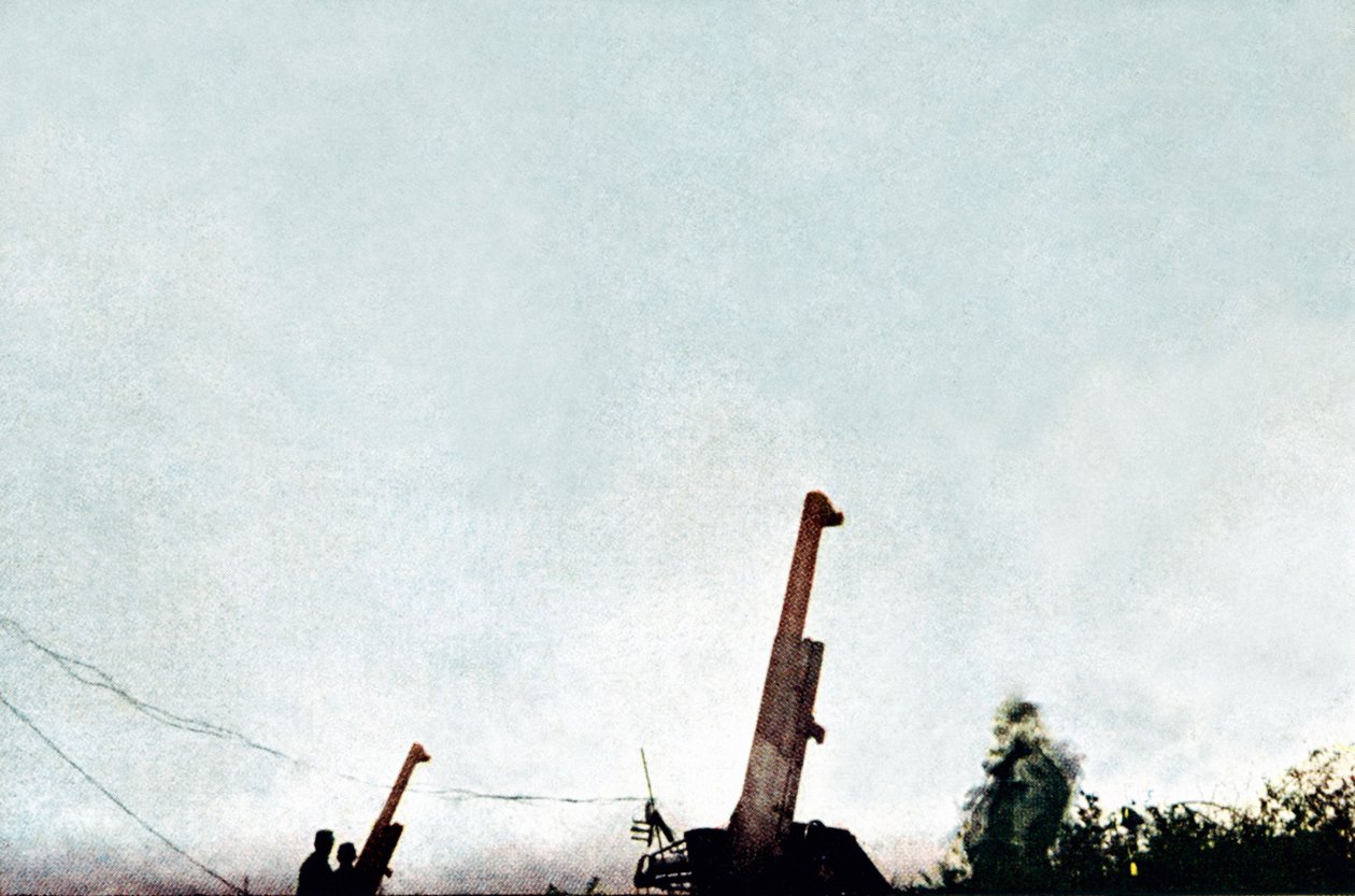 Armas antiaéreas em ação: desde 21 de fevereiro 25 aeronaves e um dragão de balão foram abatidas pelas baterias, Verdun, setembro de 1916 (autocrômico) de Jules Gervais Courtellemont