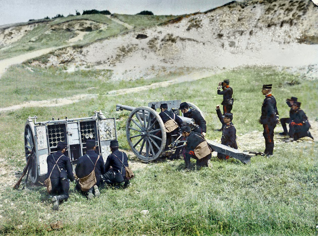 Soldados franceses com um morteiro, durante a Batalha de Marne, a leste de Paris, em setembro de 1914 de Jules Gervais Courtellemont