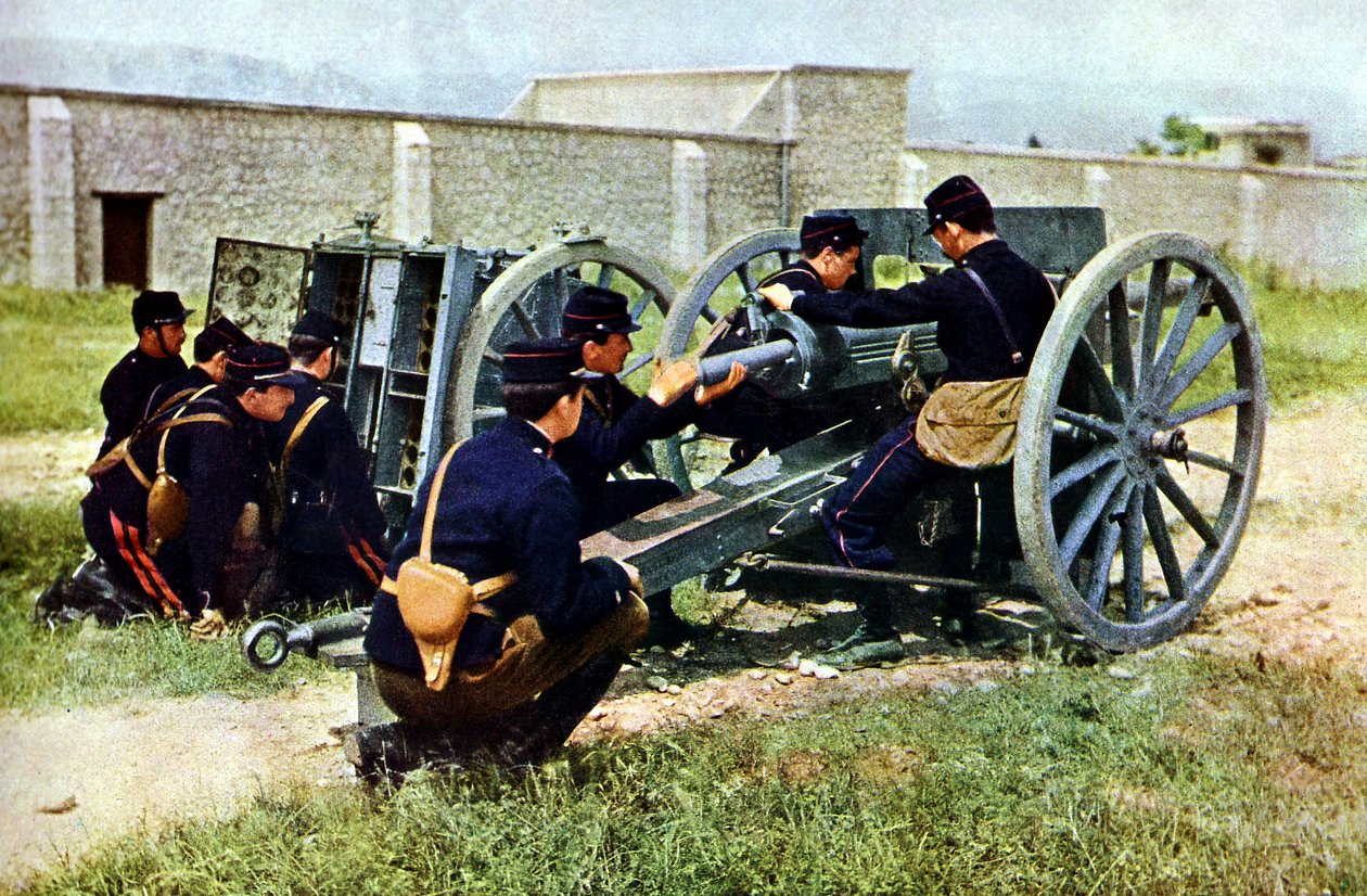 Soldados franceses com um morteiro em ação durante a Batalha do Marne, a leste de Paris, em setembro de 1914 (autocrômico) de Jules Gervais Courtellemont