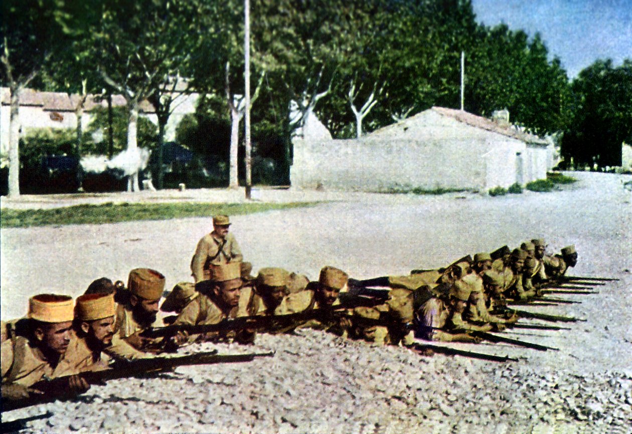 Fuzileiros marroquinos e um oficial francês na borda da aldeia durante a Batalha do Marne, a leste de Paris, em setembro de 1914 (autocrômico) de Jules Gervais Courtellemont