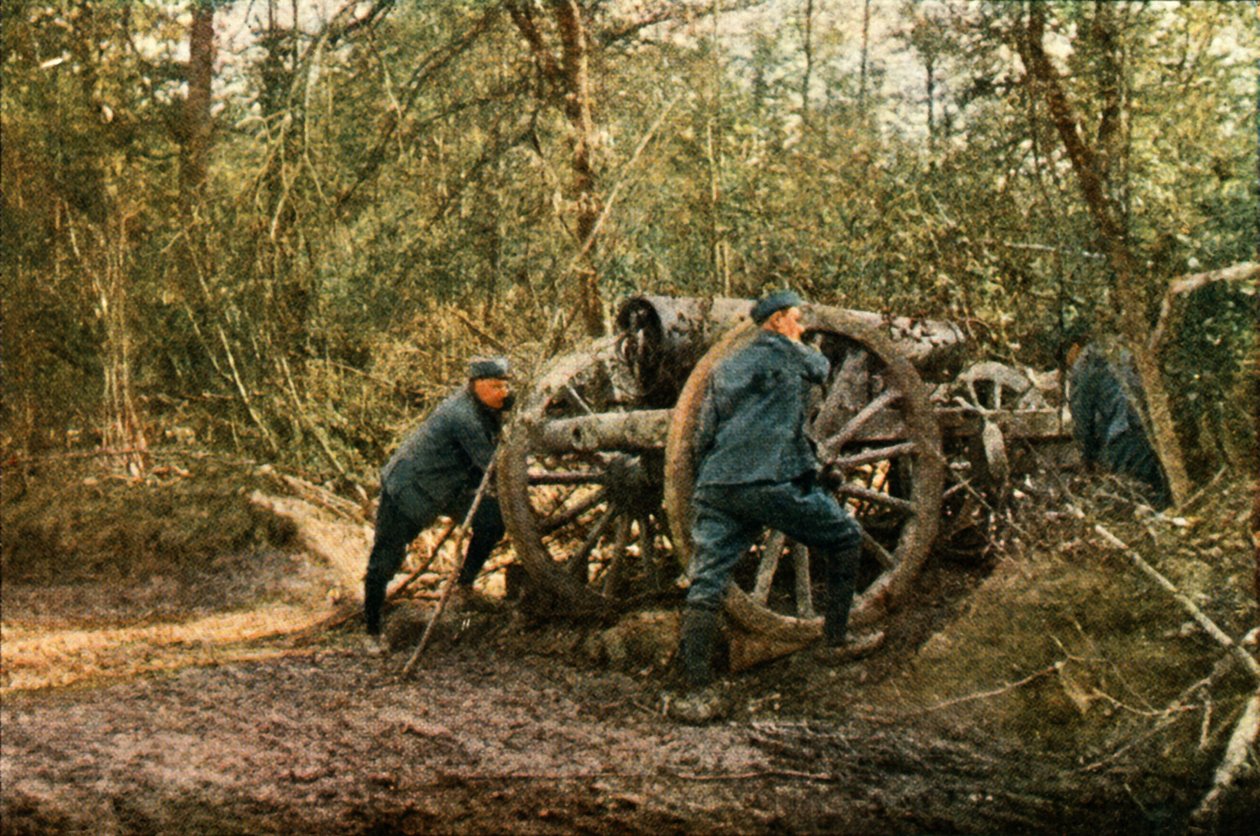 Três soldados franceses na floresta com um Howitzer, Verdun, em setembro de 1916 (autocrômico) de Jules Gervais Courtellemont