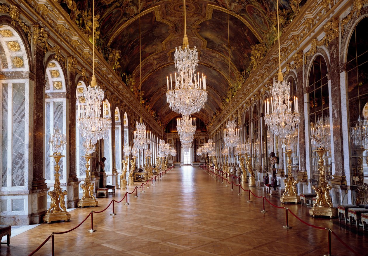 Arquitetura: vista da Galerie des Glaces em Versalhes restaurada pelo arquiteto Jules Hardouin-Mansart e construída de 1678 a 1684. Castelo de Versailles, Versalhes de Jules Hardouin Mansart
