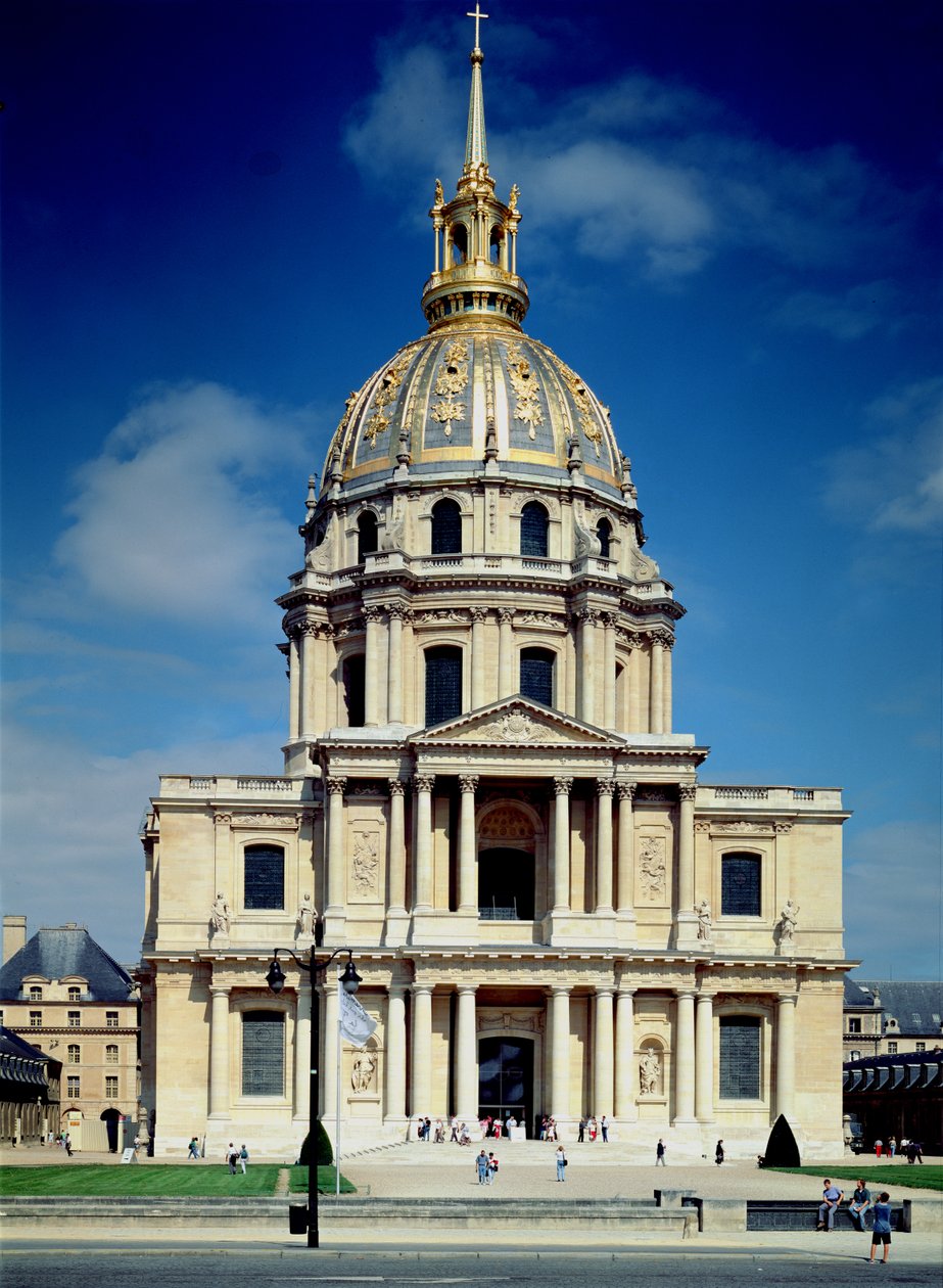 Exterior da igreja, iniciada em 1676 de Jules Hardouin Mansart
